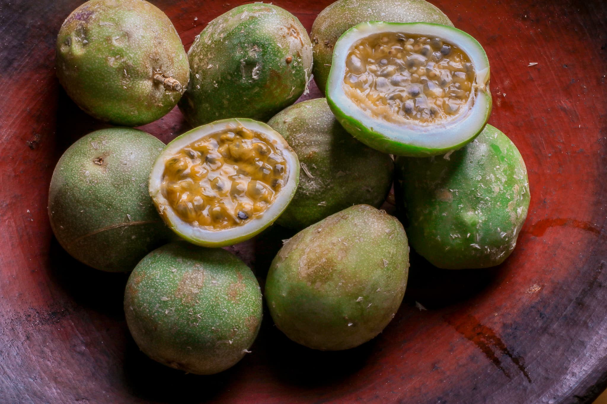 Gulupa fresca en olla de barro