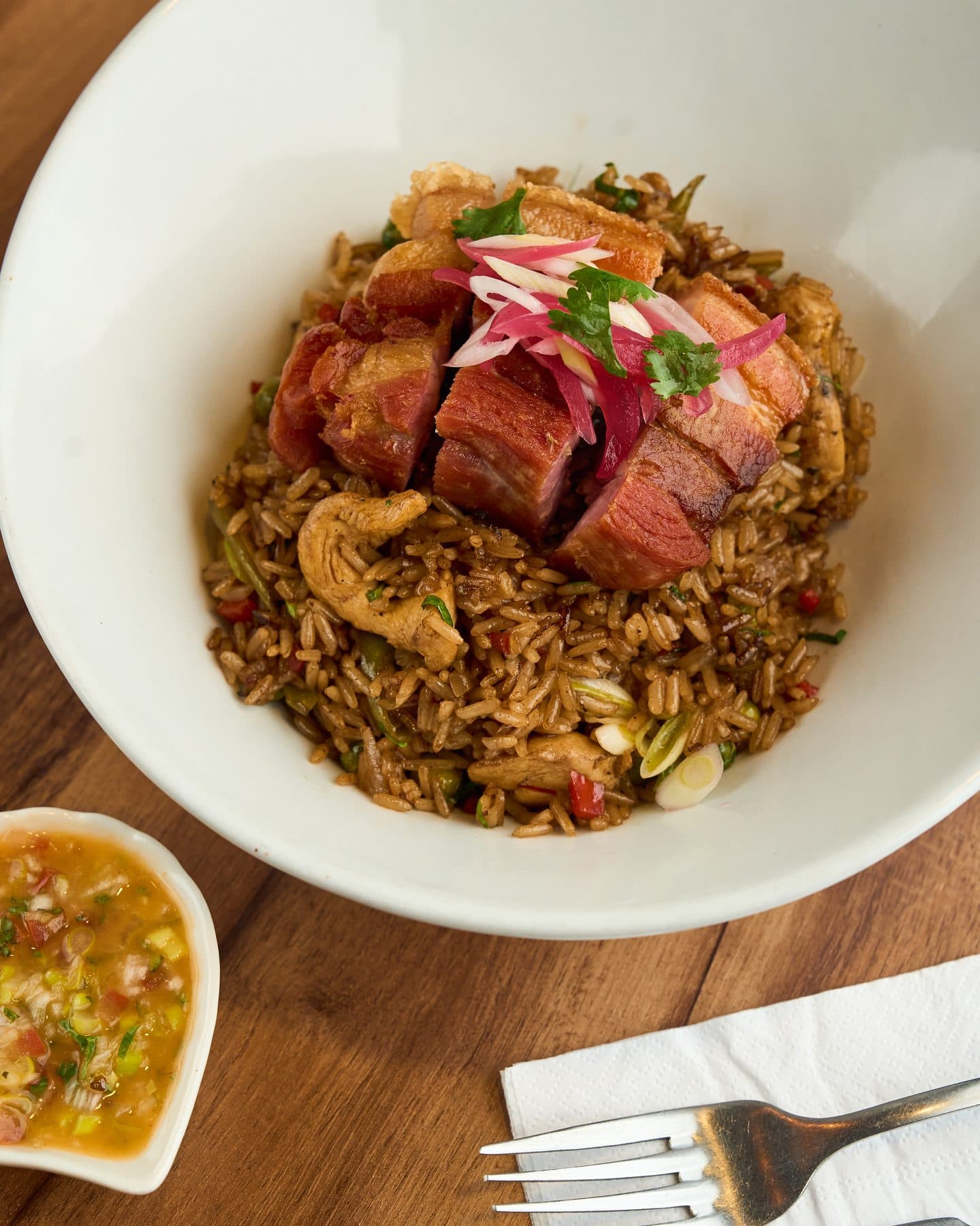 Arroz sofrito con chicharrón y hogao