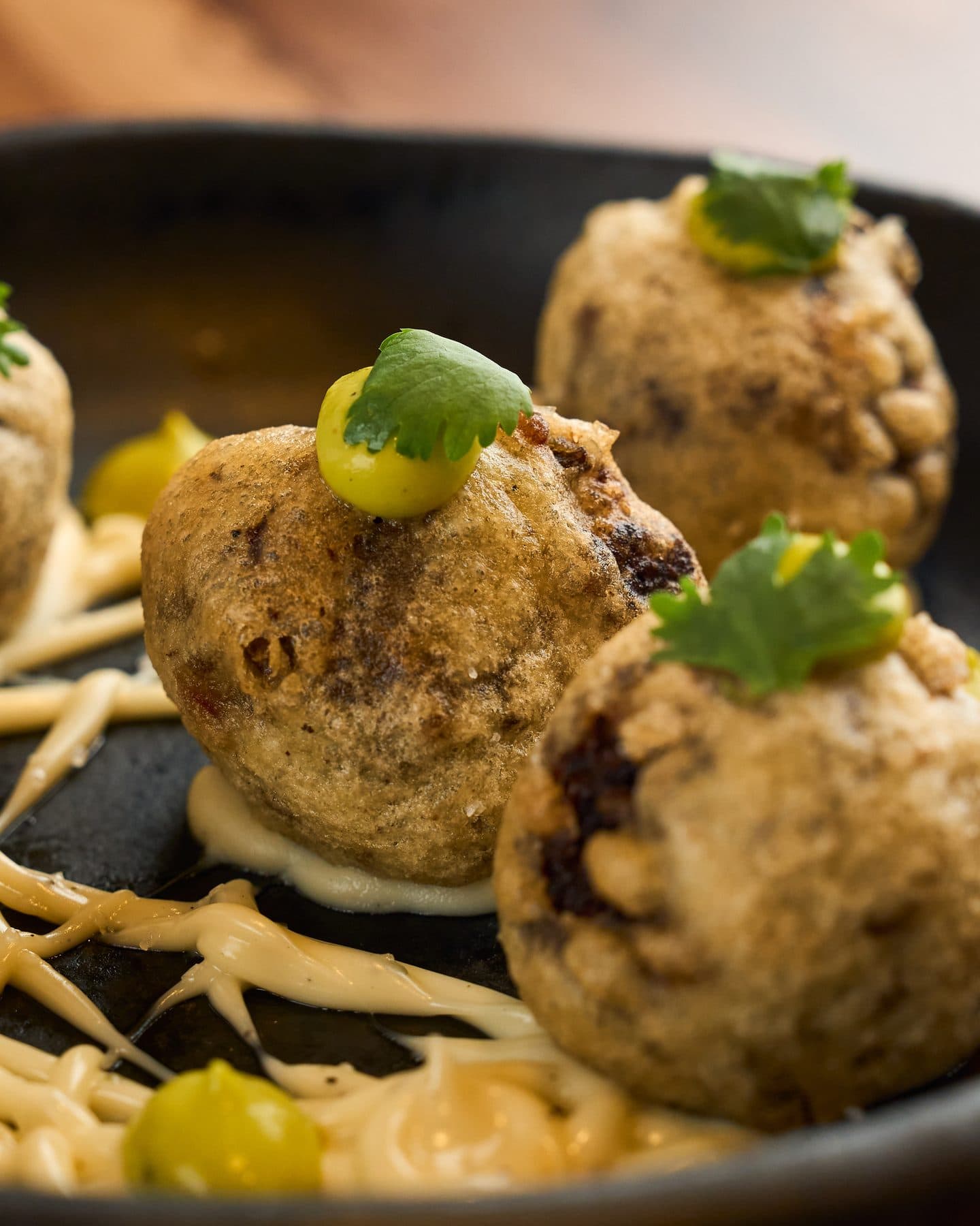 Croquetas de autor en bowl negro