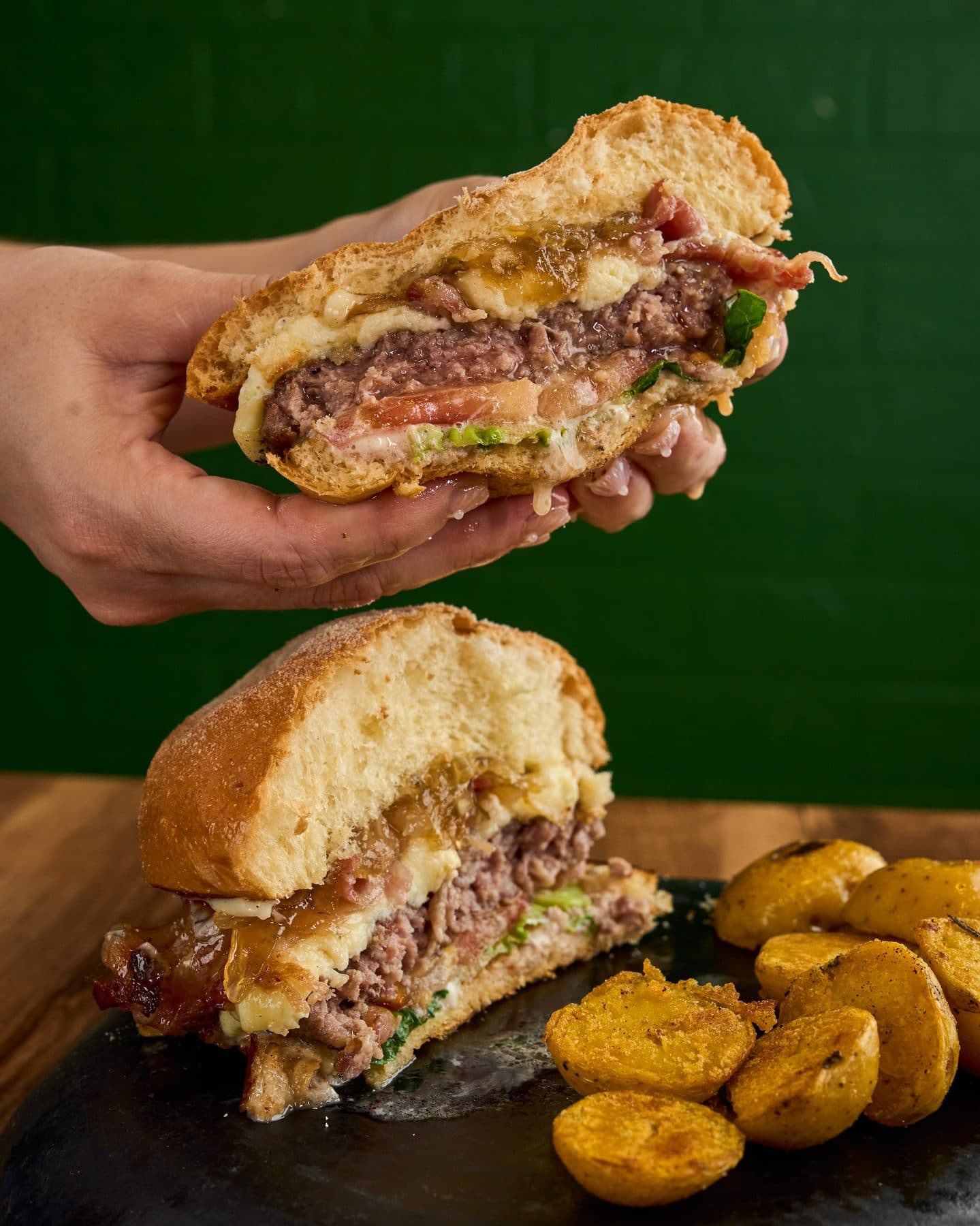 Hamburguesa Tatacoa en corte con papas