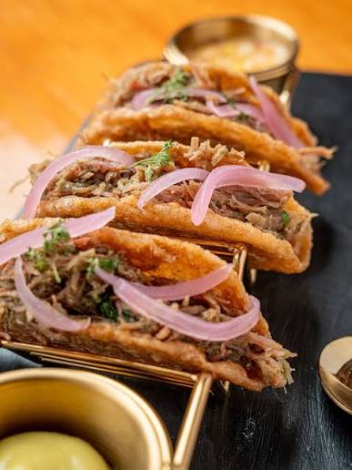 Los Tacos Oreja de Perro son una innovadora creación del restaurante Tatacoa (en Neiva) que reinventa la gastronomía huilense. Consisten en una arepa "oreja de perro" frita y crujiente, servida en forma de taco y rellena de puré de insulso de panela. Todo se complementa con un cremoso pesto de jugos de asado huilense.