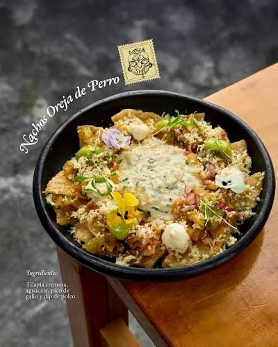 Los Nachos Oreja de Perro son una entrada insignia del restaurante Tatacoa en Neiva. Consisten en una reinterpretación local donde se usan "orejas de perro" (una preparación tradicional de masa y cuajada huilense) a modo de nachos, acompañados de tilapia cremosa, aguacate, pico de gallo y un dip de poleo.